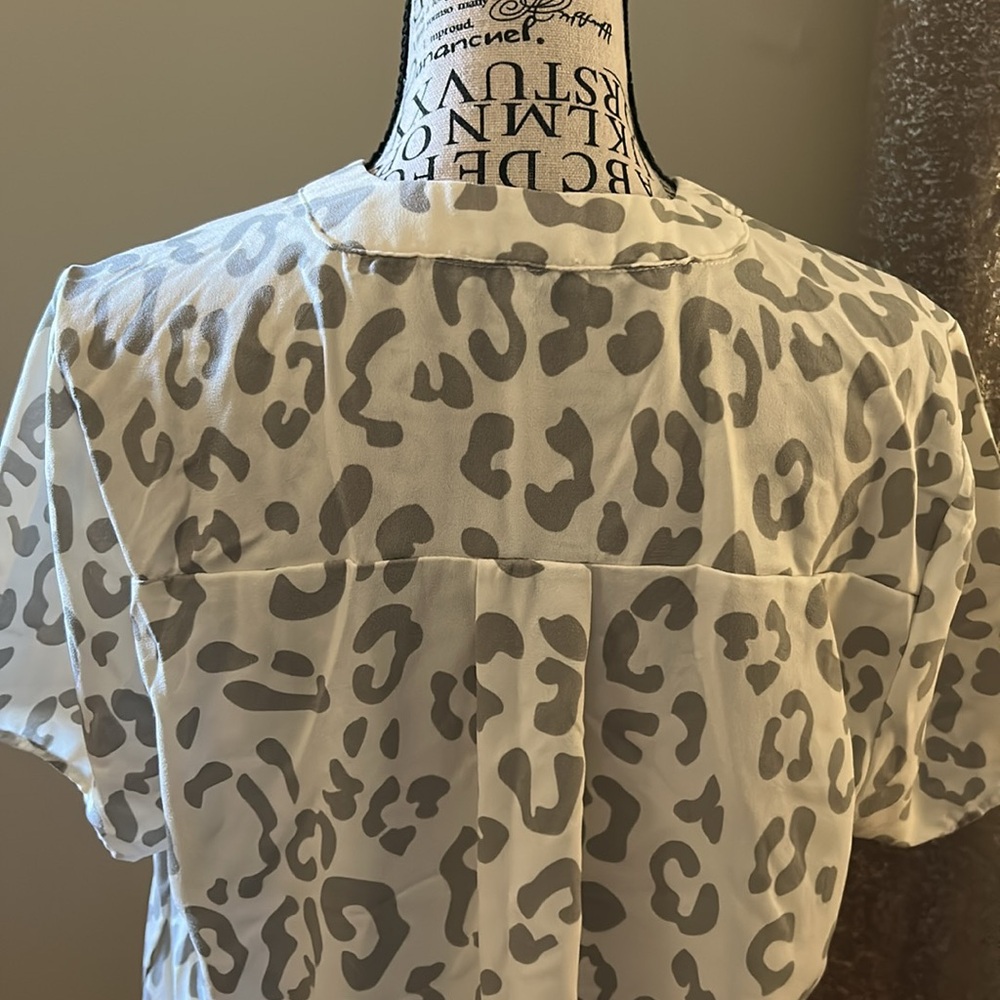 Mary Square Gray Leopard Print top - Picture 4 of 7
